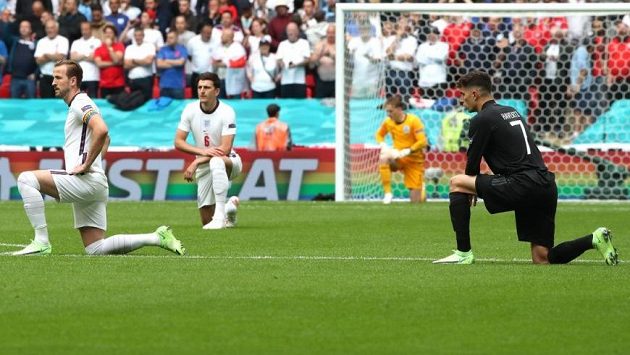 Angličtí fotbalisté pokleknou i před zápasem v Maďarsku. Angličtí fotbalisté pokleknou i před zápasem v Maďarsku.