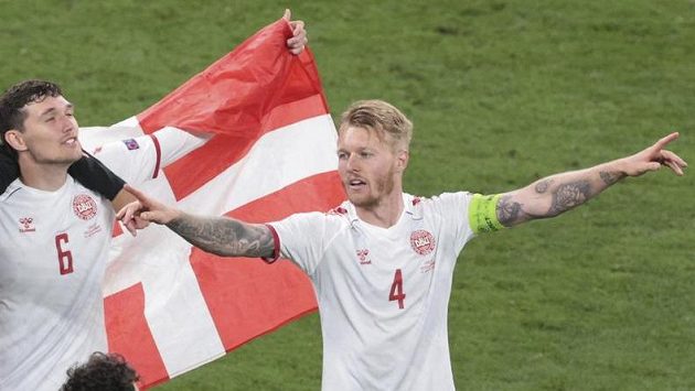 Kapitán Dánů Simon Kjaer běhm oslav postupu ze skupiny. Kapitán Dánů Simon Kjaer běhm oslav postupu ze skupiny.