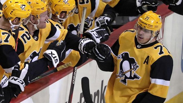 Útočník Pittsburghu Jevgenij Malkin oslavuje se spoluhráči na střídačce gól Phila Kessela proti Washingtonu, na kterém se podílel asistencí a zaznamenal tak svůj jubilejní 1000. kanadský bod v NHL. Útočník Pittsburghu Jevgenij Malkin oslavuje se spoluhráči na střídačce gól Phila Kessela proti Washingtonu, na kterém se podílel asistencí a zaznamenal tak svůj jubilejní 1000. kanadský bod v NHL.