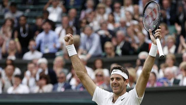 Vítěz US Open z roku 2009 Juan Martín del Potro se na letošním Wimbledonu vrátil na kurty po takřka dvouletém zranění ruky. Vítěz US Open z roku 2009 Juan Martín del Potro se na letošním Wimbledonu vrátil na kurty po takřka dvouletém zranění ruky.