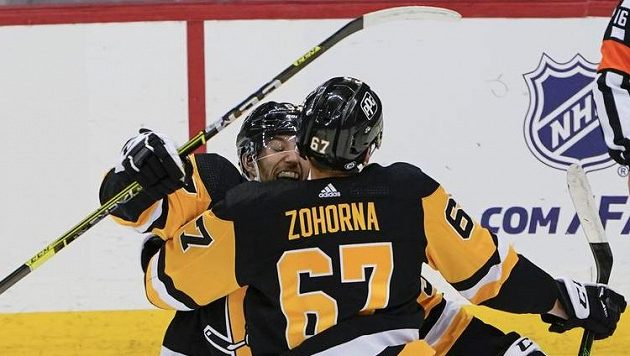 Radim Zohorna (67) a Frederick Gaudreau z Pittsburghu se radují po gólu proti Buffalu. Radim Zohorna (67) a Frederick Gaudreau z Pittsburghu se radují po gólu proti Buffalu.