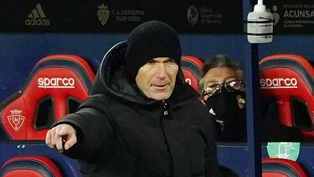 Trenér Zinédine Zidane uděluje pokyny svým svěřencům v utkání 3. kola Španělského poháru proti Alcoyanu. Trenér Zinédine Zidane uděluje pokyny svým svěřencům v utkání 3. kola Španělského poháru proti Alcoyanu.