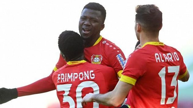 Fotbalisté Leverkusenu se radují z branky Fotbalisté Leverkusenu se radují z branky