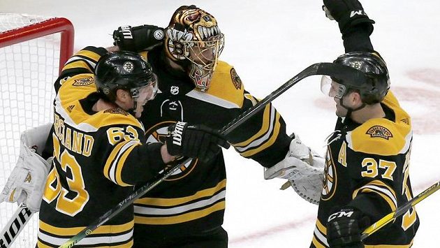 Tuukka Rask slaví se spoluhráči další vítězství Tuukka Rask slaví se spoluhráči další vítězství