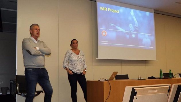 Dagmar Damková, místopředsedkyně komise rozhodčích UEFA a členka komise rozhodčích FIFA, při semináři o používání VAR pro trenéry a hráče české nejvyšší soutěže společně s Jozefem Chovancem, šéfem komise rozhodčích. Dagmar Damková, místopředsedkyně komise rozhodčích UEFA a členka komise rozhodčích FIFA, při semináři o používání VAR pro trenéry a hráče české nejvyšší soutěže společně s Jozefem Chovancem, šéfem komise rozhodčích.