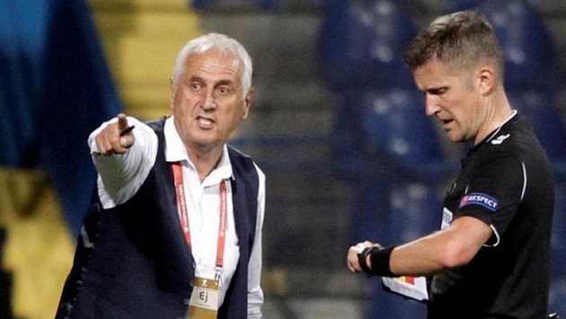 Bernard Challandes, trenér Kosova, během utkání v Černé Hoře. Bernard Challandes, trenér Kosova, během utkání v Černé Hoře.