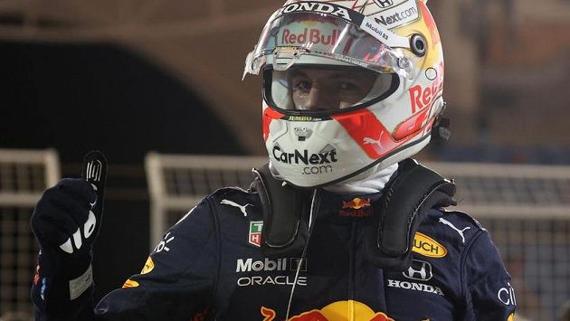 Max Verstappen ze stáje Red Bull slaví vítězství v kvalifikaci na Velkou cenu Bahrajnu. Max Verstappen ze stáje Red Bull slaví vítězství v kvalifikaci na Velkou cenu Bahrajnu.