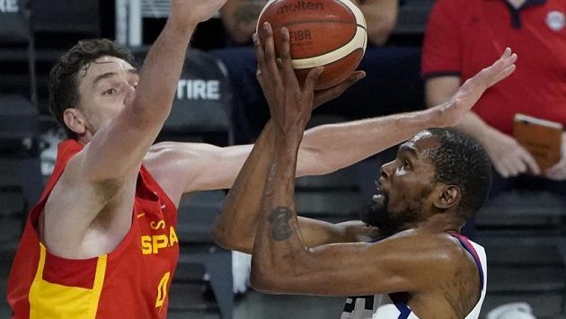 Kevin Durant (vpravo) střílí na koš v zápase se Španělskem Kevin Durant (vpravo) střílí na koš v zápase se Španělskem