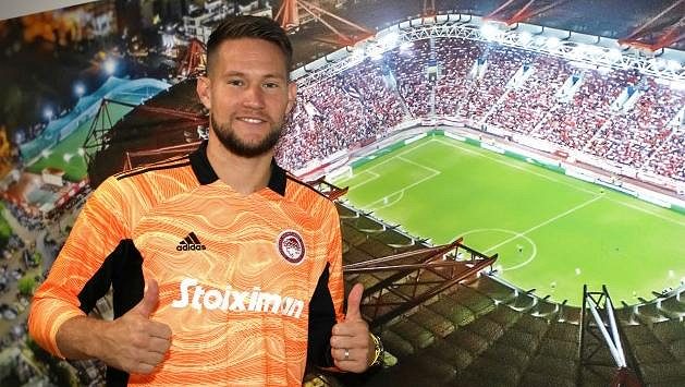 Tomáš Vaclík po podpisu smlouvy s Olympiakosem. Tomáš Vaclík po podpisu smlouvy s Olympiakosem.