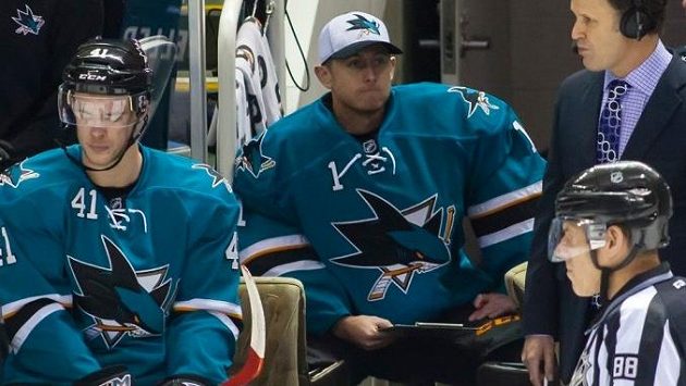 Brankář Ryan Lowe na střídačce Sharks. Brankář Ryan Lowe na střídačce Sharks.