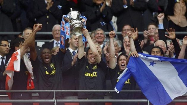 Emmerson Boyce (uprostřed vlevo) and Gary Caldwell (uprostřed vpravo) z Wiganu se radují z prvenství v FA Cupu. Emmerson Boyce (uprostřed vlevo) and Gary Caldwell (uprostřed vpravo) z Wiganu se radují z prvenství v FA Cupu.