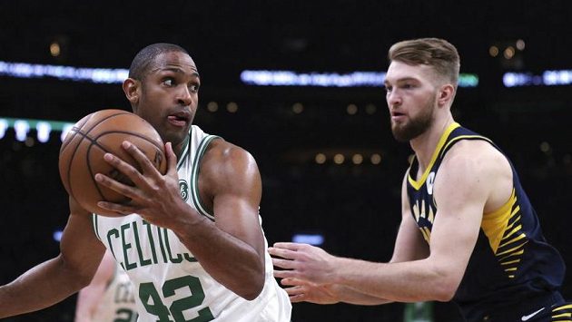 Bostonský Al Horford (42) a Domantas Sabonis z Indiany. Bostonský Al Horford (42) a Domantas Sabonis z Indiany.