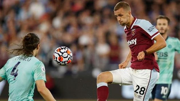 Tomáš Souček v zápase proti Leicesteru Tomáš Souček v zápase proti Leicesteru
