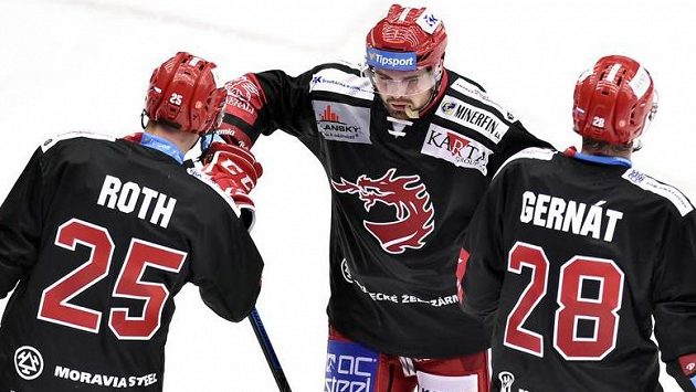 Zleva Vladimír Roth, autor gólu Milan Doudera a Martin Gernát se radují z branky Zleva Vladimír Roth, autor gólu Milan Doudera a Martin Gernát se radují z branky