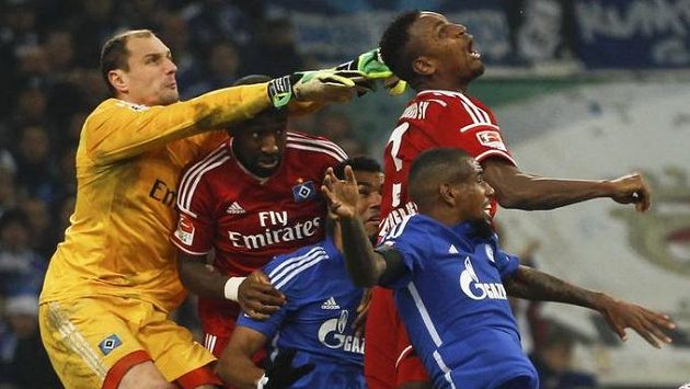 Brankář Hamburku Jaroslav Drobný (vlevo) v akci při bundesligovém zápase proti Schalke 04. Brankář Hamburku Jaroslav Drobný (vlevo) v akci při bundesligovém zápase proti Schalke 04.