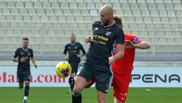 Tomáš Smola bojuje o míč Tomáš Smola bojuje o míč