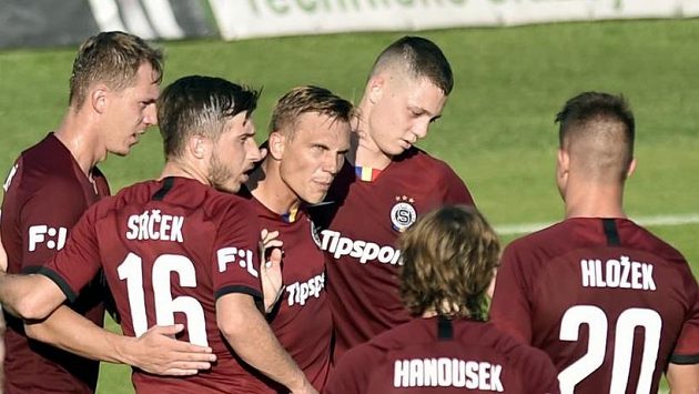 Hráči Sparty se radují z druhého gólu (z penalty). Uprostřed je autor branky Bořek Dočkal ze Sparty. Hráči Sparty se radují z druhého gólu (z penalty). Uprostřed je autor branky Bořek Dočkal ze Sparty.
