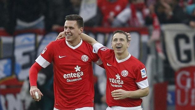 Zdeněk Pospěch (vpravo) a Adam Szalai slaví branku českého obránce. Zdeněk Pospěch (vpravo) a Adam Szalai slaví branku českého obránce.