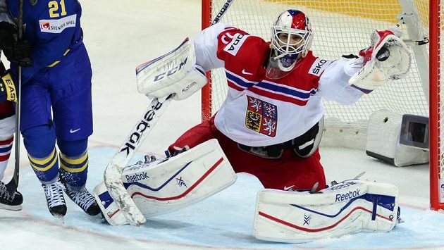 ČR - Švédsko, utkání skupiny A mistrovství světa v ledním hokeji, 1. května v Praze. Český brankář Alexandr Salák zasahuje. ČR - Švédsko, utkání skupiny A mistrovství světa v ledním hokeji, 1. května v Praze. Český brankář Alexandr Salák zasahuje.