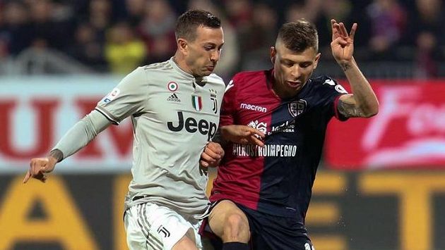 Nicolo Barella (vpravo) z Cagliari a Federico Bernardeschi z Juventusu. Nicolo Barella (vpravo) z Cagliari a Federico Bernardeschi z Juventusu.