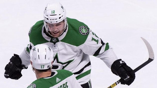 Radek Faksa z Dallas Stars (nahoře) gratuluje ke gólu spoluhráči Devinu Shorovi. Radek Faksa z Dallas Stars (nahoře) gratuluje ke gólu spoluhráči Devinu Shorovi.