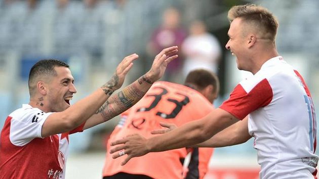 Gól! Slávisté Nicolae Stanciu a Stanislav Tecl se radují... Gól! Slávisté Nicolae Stanciu a Stanislav Tecl se radují...
