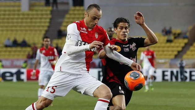 Slavný Dimitar Berbatov (vlevo) v souboji s Dorianem Levequem z Guingampu pomáhal v minulé sezóně Monaku. Slavný Dimitar Berbatov (vlevo) v souboji s Dorianem Levequem z Guingampu pomáhal v minulé sezóně Monaku.