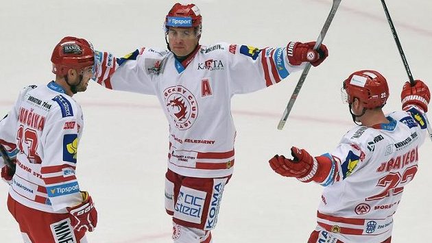 (Zleva) Vladimír Svačina, Jiří Polanský a Vladimír Dravecký z Třince se radují z gólu. (Zleva) Vladimír Svačina, Jiří Polanský a Vladimír Dravecký z Třince se radují z gólu.