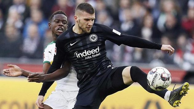Frankfurtský Ante Rebic (vpředu) a Denis Zakaria z Mönchengladbachu. Frankfurtský Ante Rebic (vpředu) a Denis Zakaria z Mönchengladbachu.