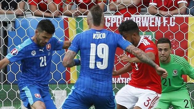 Juraj Kucka alias Kuco sleduje souboj Michala Ďuriše s obranou Walesu. Juraj Kucka alias Kuco sleduje souboj Michala Ďuriše s obranou Walesu.