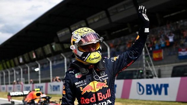 Max Verstappen se raduje z triufmu v kvalifikaci na Velkou cenu Rakouska. Max Verstappen se raduje z triufmu v kvalifikaci na Velkou cenu Rakouska.