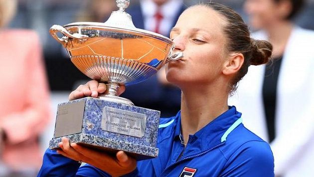 Karolína Plíšková s vítěznou trofejí za triumf na turnaji v Římě Karolína Plíšková s vítěznou trofejí za triumf na turnaji v Římě
