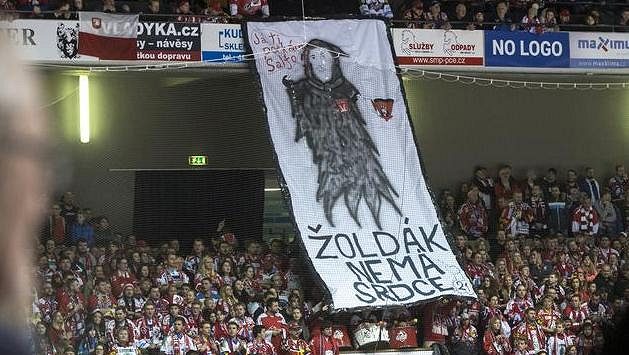 Fanoušci Pardubic rozvinuli ve svém kotli transparent určený Petru Koukalovi. Ten strávil v Dynamu několik sezón, před tou letošní se však stal posilou rivala z Hradce Králové. Fanoušci Pardubic rozvinuli ve svém kotli transparent určený Petru Koukalovi. Ten strávil v Dynamu několik sezón, před tou letošní se však stal posilou rivala z Hradce Králové.