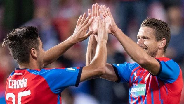 Fotbalisté Plzně Aleš Čermák a Jan Kovařík oslavují gól proti Olomouci. Fotbalisté Plzně Aleš Čermák a Jan Kovařík oslavují gól proti Olomouci.