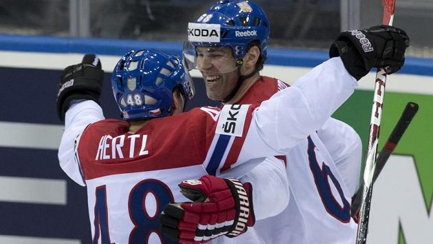 Čeští reprezentanti Tomáš Hertl a Jaromír Jágr se radují z gólu proti Slovensku. Čeští reprezentanti Tomáš Hertl a Jaromír Jágr se radují z gólu proti Slovensku.