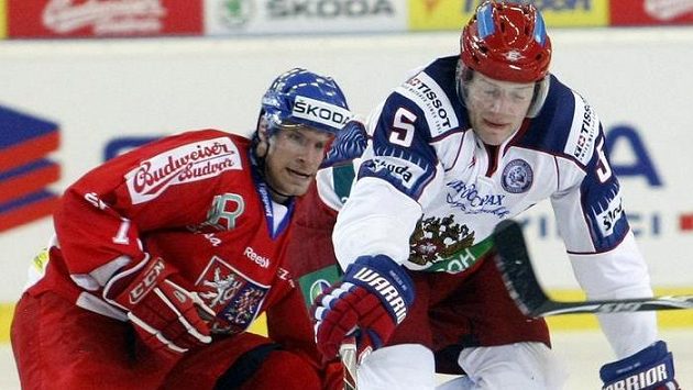Ilja Nikulin z Ruska (vpravo) v souboji s útočníkem české hokejové reprezentace Petrem Průchou na snímku z roku 2011. Ilja Nikulin z Ruska (vpravo) v souboji s útočníkem české hokejové reprezentace Petrem Průchou na snímku z roku 2011.