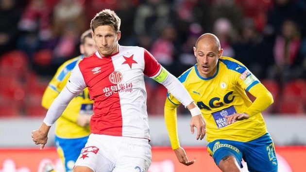 Tomáš Kučera (vpravo) z Teplic v souboji se slávistou Milanem Škodou. Tomáš Kučera (vpravo) z Teplic v souboji se slávistou Milanem Škodou.