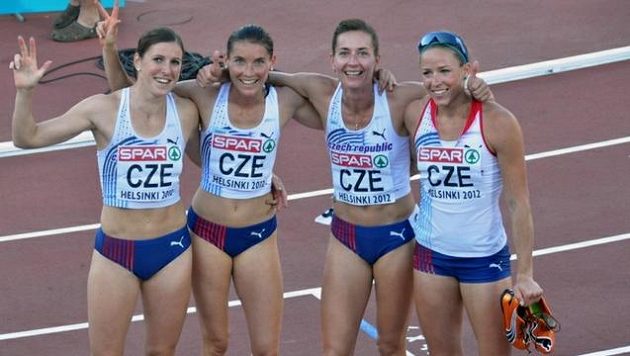 Štafeta (zleva) Zuzana Hejnová, Jitka Bartoničková, Denisa Rosolová a Zuzana Bergrová vybojovala v závodu na 4x400 metrů bronzové medaile. Štafeta (zleva) Zuzana Hejnová, Jitka Bartoničková, Denisa Rosolová a Zuzana Bergrová vybojovala v závodu na 4x400 metrů bronzové medaile.