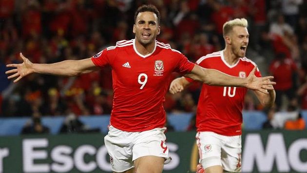Hal Robson-Kanu (č. 9) oslavuje vítězný gól Walesu ve čtvrtfinále ME proti Belgii. Hal Robson-Kanu (č. 9) oslavuje vítězný gól Walesu ve čtvrtfinále ME proti Belgii.