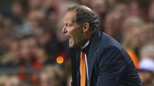 Nizozemský kouč Danny Blind během kvalifikačního utkání s Českem v Amsterdamu. Nizozemský kouč Danny Blind během kvalifikačního utkání s Českem v Amsterdamu.