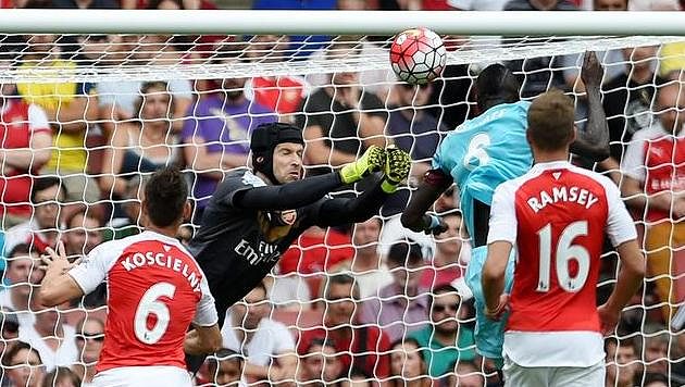 Petr Čech inkasuje! U míče byl pozdě a Cheikhou Kouyaté ho hlavou překonal. Petr Čech inkasuje! U míče byl pozdě a Cheikhou Kouyaté ho hlavou překonal.