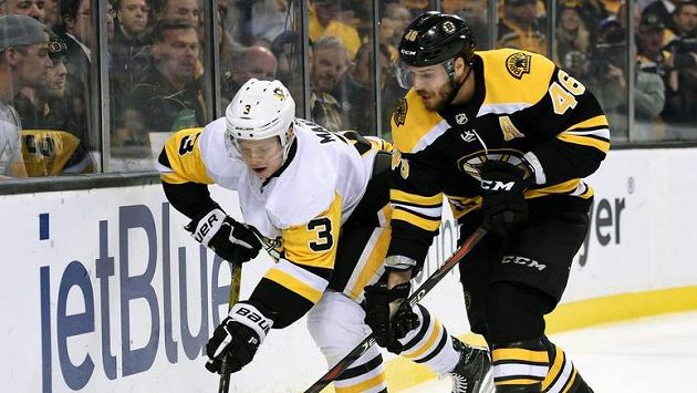 David Krejčí (46) z Bostonu a Olli Määttä (3) z Pittsburghu. David Krejčí (46) z Bostonu a Olli Määttä (3) z Pittsburghu.