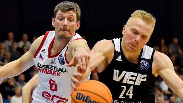 Zleva Pavel Pumprla z Nymburka a Kristaps Mediss z Rigy. Zleva Pavel Pumprla z Nymburka a Kristaps Mediss z Rigy.
