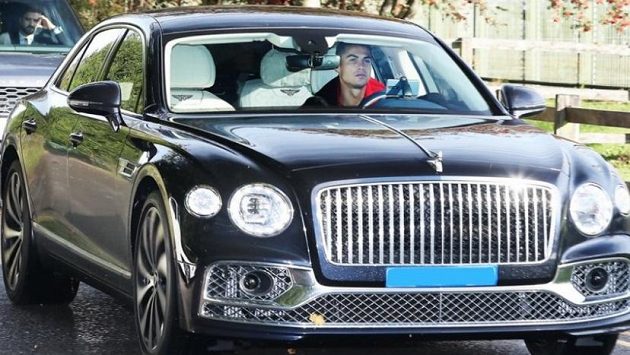 Ronaldo ve svém luxusním bouráku Ronaldo ve svém luxusním bouráku