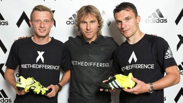 Zleva Ladislav Krejčí, Pavel Nedvěd a David Lafata s novými kopačkami. Zleva Ladislav Krejčí, Pavel Nedvěd a David Lafata s novými kopačkami.
