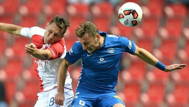 Jan Bořil (vlevo) ze Slavie v souboji s Vladimírem Coufalem z Liberce. Jan Bořil (vlevo) ze Slavie v souboji s Vladimírem Coufalem z Liberce.