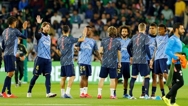 Fotbalisté Realu Madrid mají v úmyslu dohrát španělskou fotbalovou ligu, která je momentálně přerušena kvůli pandemii koronaviru, v tréninkovém centru místo na stadionu San Bernabéu. Fotbalisté Realu Madrid mají v úmyslu dohrát španělskou fotbalovou ligu, která je momentálně přerušena kvůli pandemii koronaviru, v tréninkovém centru místo na stadionu San Bernabéu.
