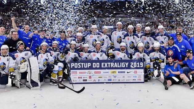 Hráči Kladna oslavují postup do extraligy, který si zajistili už v předchozím zápase v Českých Budějovicích. Hráči Kladna oslavují postup do extraligy, který si zajistili už v předchozím zápase v Českých Budějovicích.