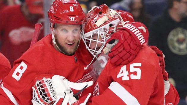 Útočník Detroitu Justin Abdelkader a brankář Jonathan Bernier se radují. Red Wings uťali v Buffalu černou sérii porážek. Útočník Detroitu Justin Abdelkader a brankář Jonathan Bernier se radují. Red Wings uťali v Buffalu černou sérii porážek.