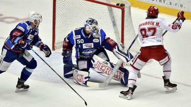 Ondřej Kovařčík dává první gól Třince. Zleva jsou Tomáš Bartejs a brankář Karel Vejmelka z Brna. Ondřej Kovařčík dává první gól Třince. Zleva jsou Tomáš Bartejs a brankář Karel Vejmelka z Brna.